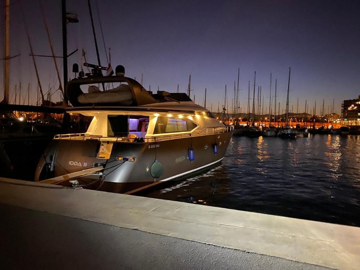 فندق Motoryacht 21 Avec Equipage برشلونة المظهر الخارجي الصورة