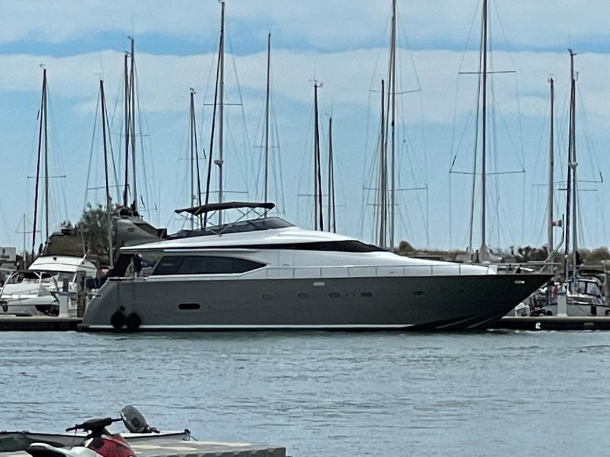 فندق Motoryacht 21 Avec Equipage برشلونة المظهر الخارجي الصورة