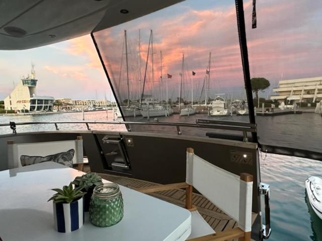 فندق Motoryacht 21 Avec Equipage برشلونة المظهر الخارجي الصورة