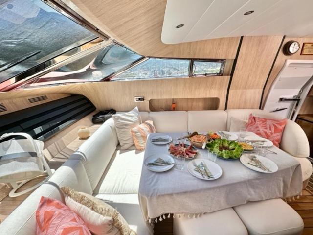 فندق Motoryacht 21 Avec Equipage برشلونة المظهر الخارجي الصورة