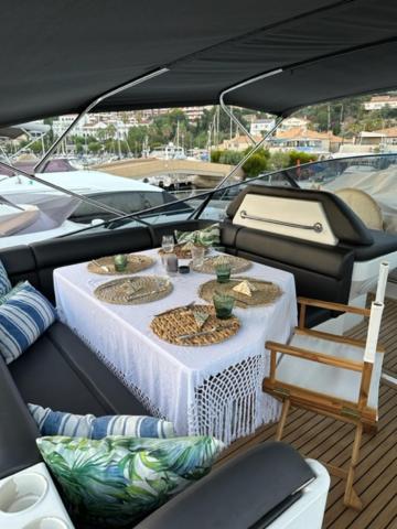 فندق Motoryacht 21 Avec Equipage برشلونة المظهر الخارجي الصورة