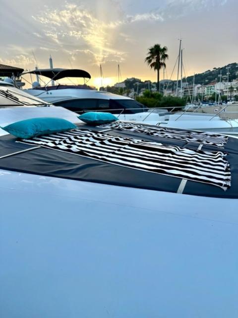 فندق Motoryacht 21 Avec Equipage برشلونة المظهر الخارجي الصورة