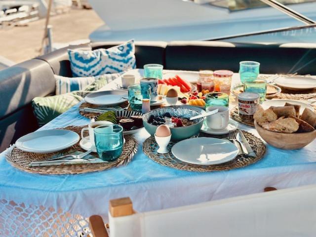 فندق Motoryacht 21 Avec Equipage برشلونة المظهر الخارجي الصورة
