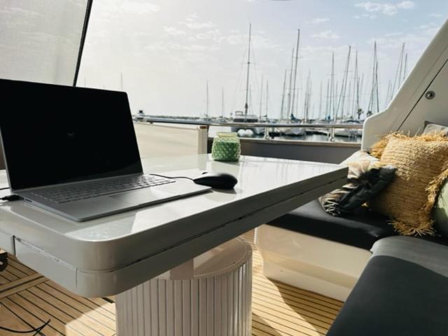 فندق Motoryacht 21 Avec Equipage برشلونة المظهر الخارجي الصورة