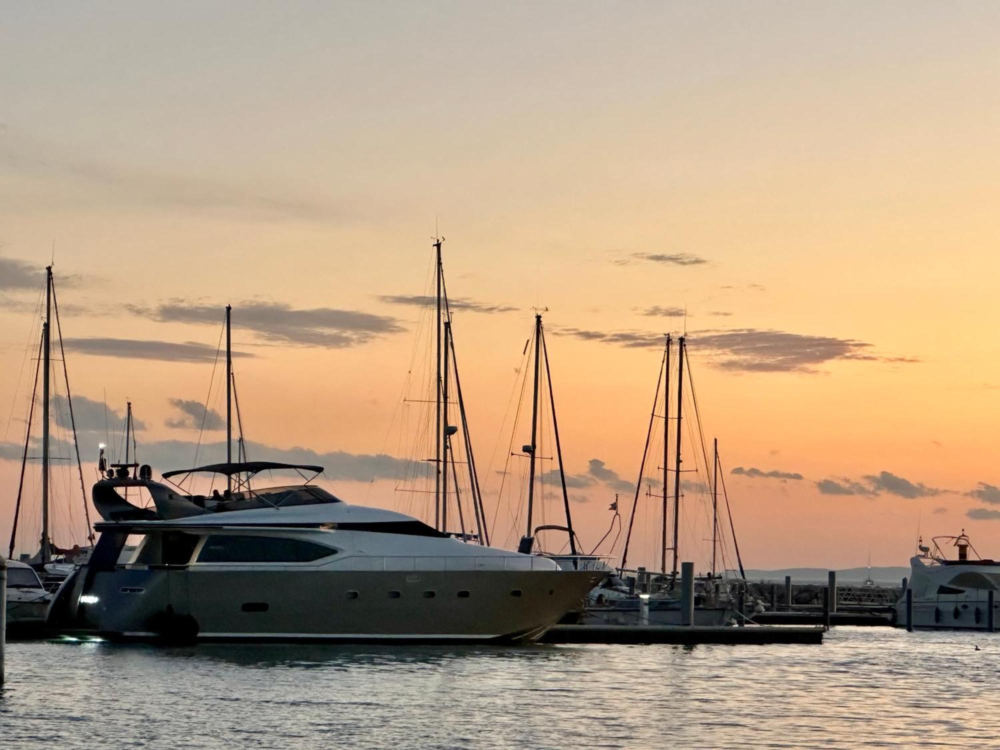فندق Motoryacht 21 Avec Equipage برشلونة المظهر الخارجي الصورة